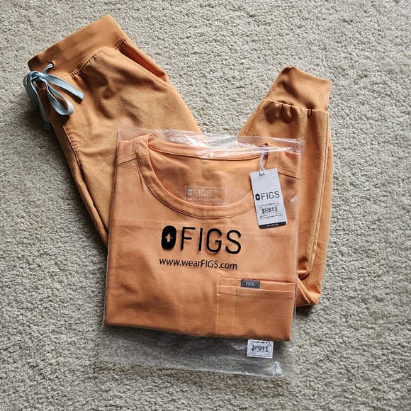 Figs Shaka Orange Scrub Set - Picture 2 of 8